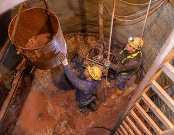 Die Bergmänner Silvio Schönherr und René Eichner beim Abteufen des Schachtes in Bad Reiboldsgrün. Zurzeit liegt die Sohle des Erkundungsschachtes 13 Metern unter Tage. Fotos: David Rötzschke (3)