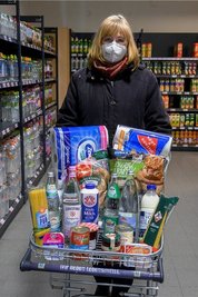 Der Sparcheck: Verbraucherschützerin Birgit Brendel hat bei Edeka in Dresden neun Waren des täglichen Bedarfs eingepackt. Links im Korb die höherpreisige Variante, rechts die günstigere. Der Unterschied ist enorm, wie die unten stehende Rechnung zeigt. 