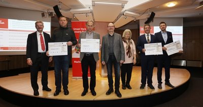 Bei der Übergabe im Haus der Sparkasse (v. l.): Felix Angermann (Sparkassen-Vorstand), Yves Freisleben (SV Weißbach 1864), Uwe Knobloch, Gabriel Fischmann, Regine Silbermann (alle Förderverein Lukaskirche Planitz), Marcus Schubert (1. Asiatischer Kampfkunstverein), Jörg Winefeld (Stiftungsberater), der den Scheck für den Feuerwehrverein Wilkau Haßlau (Vertreter verhindert) entgegennahm. 