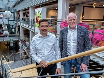 Tilo Seidel (links) und Detlef Kluge führen gemeinsam die Geschäfte des Einrichtungshauses Möbel Seidel in Auerbach. 