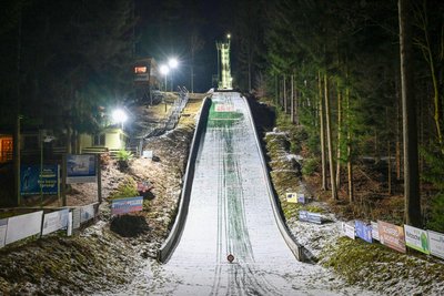 Die Gußgrundschanze mit ihrem 17,5 Meter hohen Turm und dem Kampfrichterturm.