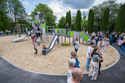Für 600.000 Euro ist ein neuer Mehrgenerationenspielplatz Am Lerchenberg in Zschorlau entstanden.