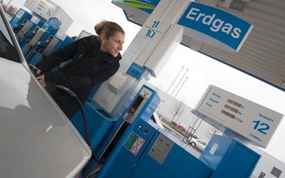Nur rund ein Dutzend Tankstellen bietet in Südwestsachsen komprimiertes Erdgas an, dem meist Bioerdgas beigemischt ist. Dabei liegen die Vorteile dieses Kraftstoffs auf der Hand: Erdgasautos sind im Unterhalt günstiger und umweltfreundlicher als Benziner oder Diesel.