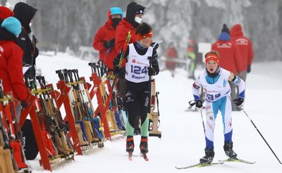Max Bauer (l.) vom WSC Erzgebirge Oberwiesenthal hat nach der Suche seine Waffe gefunden, am Ende fehlen ihm im Sprint zwei Zehntelsekunden zum Sieg. Jason Lötzsch von der TSG Sehma kam als 14. ins Ziel.