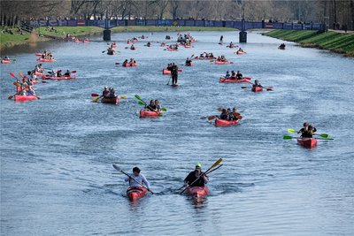 Leipzig hat auch einen hohen Freizeitwert: So lässt es sich zum auf dem Elsterflutbett im Clara Zetkin-Park herrlich paddeln.