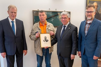 Übergabe der Radierungen an der TU: v. l. Georg Unland (ehemaliger TU-Rektor), Werner Sieber (ehemaliger Schlossherr), Klaus-Dieter Barbknecht (TU-Rektor), Andreas Horsch (Prorektor für Kommunikation und Nachhaltigkeit).