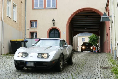 Bei der CC-Rallye Sachsen dürfen die Teilnehmer durch das Tor des Wolkensteiner Rathauses fahren.