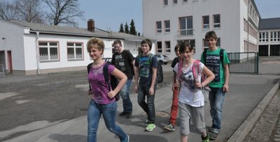 Vanessa und Selina-Maria (vorn von links) sowie Christopher, Joshua, Anton und Robin aus der Klasse 7c (hinten von links) vor dem Schulanbau, in dem sich einst die Schulküche und zuletzt die ABS-Gesellschaft befand.
