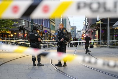 Polizisten bewachen den Tatort vor einem Nachtclub in der norwegischen Hauptstadt Oslo. 