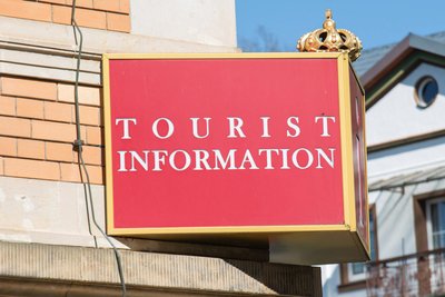 Das Schild der Touristinformation am Königlichen Kurhaus in Bad Elster.