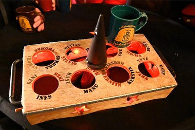 Das ist das Hietrabratl der besondern Art: Mit Licht, Sound, extra Griffen und Räucherkerzchen. Nur die Tassen passen nicht mehr in die Öffnungen.