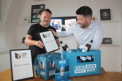 René Spengler und Daniel Weidner (von links) freuen sich über die Anerkennung ihrer Bier-Kampagnen. 