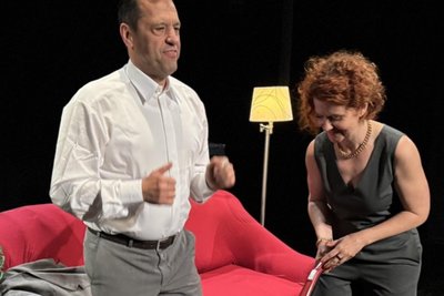 Alica Weirauch als Sie und Antonio da Silva als Er in der rabenschwarzen Komödie „Der Sittich“ auf der Bühne des Chemnitzer Fritz Theaters.