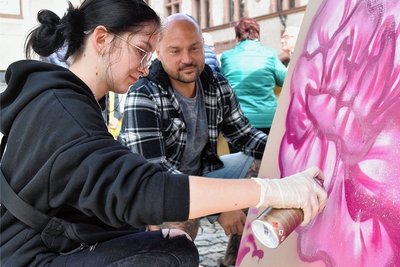 Kreativ: Emily Grumbach beim Workshop mit dem Adorfer Airbrusher Nico Roth. 