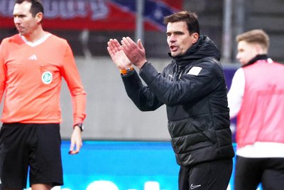 Co-Trainer Jörg Emmerich vertrat am Samstag den gesperrten Chefcoach Pavel Dotrchev. Der 49-Jährige erlebte einen abwechslungsreichen Abend an der Seitenlinie.