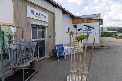 Am Standort des heutigen Marktes in Crottendorf befand sich zu DDR-Zeiten das Plattenwerk, in dem Holzbetonbauplatten gefertigt worden waren.