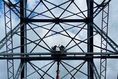 Herausforderung: Im Gewirr der Streben den Überblick behalten. Prüfingenieure an der Loschwitzer Brücke in Dresden. Ihrer Volksmundbezeichnung als „Blaues Wunder“ wird die Brücke derzeit nur bedingt gerecht.