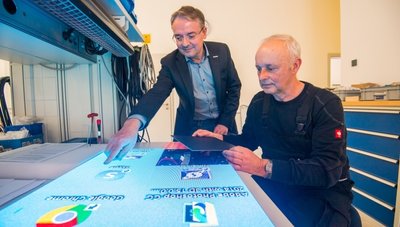 Bei der LEC GmbH Eibenstock dreht sich alles ums Licht, bei diesem Paneel wurden Fehler festgestellt, deshalb tauscht Monteur Jörg Loos (rechts) ein LED-Modul aus. Geschäftsführer Enrico Oswald zeigt eine weitere schadhafte Stelle. 