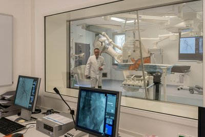 Investitionen in moderne Medizintechnik - wie hier den 2018 eingeweihten Hybrid-OP-Saal - kosten. Das Kreiskrankenhaus unter Chefarzt Dr. Thomas Schmidt bildet dafür Rücklagen.