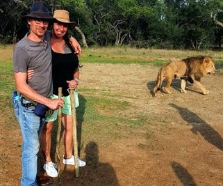 Karsten Kolliski, Radiomoderator (links), und seine Frau Sandra Kolliski, Friseurin (rechts), konnten im Herbst mit anderthalbjähriger Verspätung endlich ihre Hochzeitsreise antreten. 