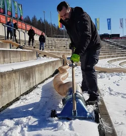 Funktioniert das Gerät zur Schneeberäumung auch in der Vogtland-Arena? Projektleiter Lars Tröger hat es am Mittwoch ausprobiert. 