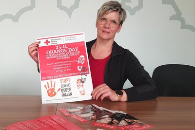 DRK-Kreischefin Manja Jopp mit Plakaten, die rund um den Orange Day in Auerbach anzutreffen sein werden.