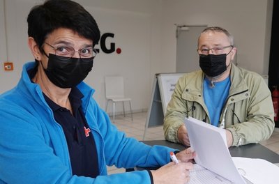 Wenn DRK-Mitarbeiterin Natascha Bauer keinen Telefondienst hat, betreut sie Impfwillige vor Ort.