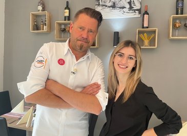 Der Moderator der Kabel-1-Serie, Spitzenkoch Mike Süsser, mit Theresa Winkler, Service-Chefin im "La Torre", die auch die Testessen bei den vier Mitbewerbern im Vogtland absolvierte. 