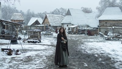 Eine derartige mittelalterliche Kulisse konnte die Produktion in Freiberg nicht entstehen lassen. Stattdessen wurde der Fernsehfilm in der Nähe von Prag gedreht, um die Welt der Hebamme Marthe (Ruby O. Fee) auferstehen zu lassen.  