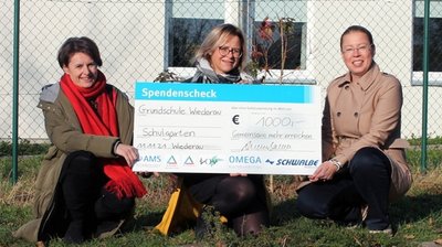 Annett Barth erfuhr von Lehrerin Yvette Wermann und Schulleiterin Daniela Weber (von links), wie der Schulgarten umgebaut werden soll. 