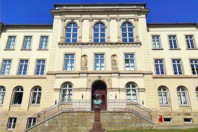 Der Pädagoge, Bildungspolitiker und Ehrenbürger Carl Bruno Weinhold gab der Schule seinen Namen. Er wäre stolz auf Schüler wie David Hofmann.