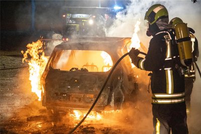 Nichts mehr zu retten war für die Feuerwehrleute beim Brand dieses Renault am Sonntag in Wolfgangmaßen.