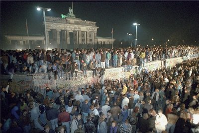 Der Umstand, dass die Berliner Mauer am Brandenburger Tor so breit war, dass darauf bequem Menschen in mehreren Reihen stehen konnten, machte erst die spektakulären Bilder am Tag der Maueröffnung möglich. 
