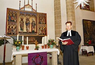 Pfarrer Ferry Suarez aus Crimmitschau darf bei seinem Gottesdienst nur noch Gläubige mit 3G-Nachweis empfangen. Die wenigen Testmöglichkeiten am Wochenende sieht er als großes Hindernis. 