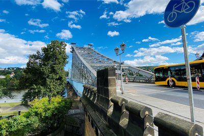 Das charakteristische Blaue Wunder in Dresden ist eine der bekanntesten Elbbrücken der Stadt – und teils stark sanierungsbedürftig.