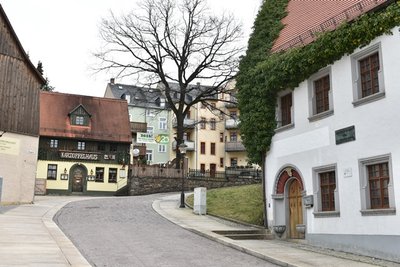 Spuren von Christiansdorf sind in der Universitätsstadt nicht mehr zu finden. Bremerstein führt die Teilnehmer ihrer Führungen deswegen unter anderem auf den Schüppchenberg. Hier soll das Dorf gelegen haben.