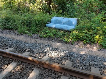 Wer weiß, wem dieses Sofa gehört?