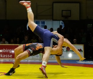 Der klassische Vergleich im 130-Kilogramm-Limit war eine klare Angelegenheit: Chris Schneider (u.) steuerte gegen Kevin Drehmann von Pausa/Plauen vier wichtige Punkte zum Thalheimer Erfolg bei. Foto: André März