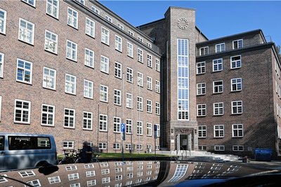Vorm Chemnitzer Landgericht muss sich der ehemalige Geschäftsführer einer Internetfirma wegen Betrugs verantworten. 
