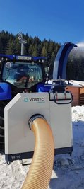 Ein Traktor vor den Traversen treibt den XXL-Sauger an.