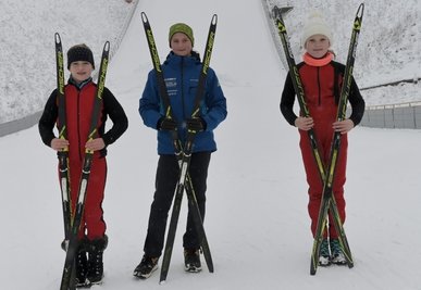 Britta Reichelt, Johanna Schaller und Esther Leistner (von links) vom VSC Klingenthal haben in ihrer Altersklasse jeweils Gold geholt. 