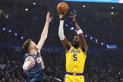 Isaiah Hartenstein (l.) stellte Deandre Ayton und die Lakers vor Probleme.