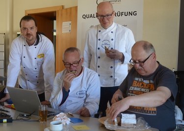 Zur Stollenprüfung hat Michael Isensee vom Deutschen Brotinstitut( (2.v.l) das letzte Wort. Aber auch die Meister der Bäckerinnung Vogtland interessiert, was ihre Kollegen backen. Mit im Bild: Bäckermeister Torsten Aust aus Plauen, Innungsobermeister Jörg Schürer und der Rodewischer Bäckermeister Michael Seidel (von links). 