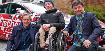 Mike Fischer (links) und Michael Kahnt (rechts) ermöglichten Til Augustin eine Spritztour im Tesla. 