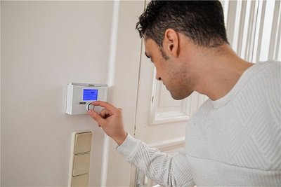 Raumtemperatur senken oder neue Heizung anschaffen? In der Energieberatung erfahren Bürger mehr. 
