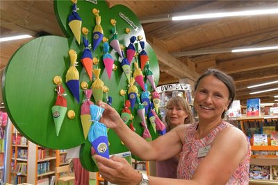Im Kornhaus Freiberg steht ein Zuckertütenbaum mit 70 Zuckertüten, gefüllt mit Süßigkeiten und Überraschungen. Mitarbeiterin Konstanze Marek (l., mit Leiterin Beate Löwe) hat die Tüten gebastelt und befüllt, der Förderverein hat aus Spendengeld und Mitgliedsbeiträgen 100 Euro bereitgestellt.