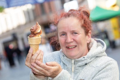 Kathrin Kertesz bietet an ihrem Stand italienisches Softeis in verschiedenen Geschmacksrichtungen. Der kleine Waffelbecher kostet drei Euro.