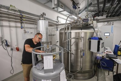 In solchen Transportbehältern wird das flüssige Helium zu den Laboren transportiert.