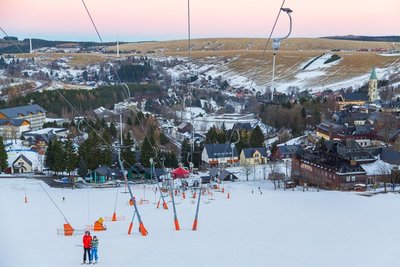 Nur an den künstlich beschneiten Skihängen wie hier in Oberwiesenthal sowie direkt auf dem Kamm sind Langlauf und Abfahrt möglich.  