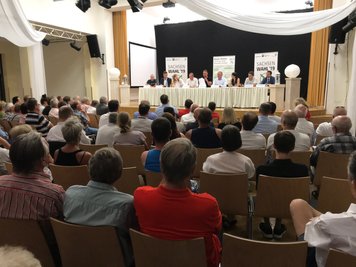 Etwa 140 Gäste sind am Montagabend zum Wahlforum mit den Direktkandidaten zur Landtagswahl im Wahlkreis 22 ins Bürgerhaus Rochlitz gekommen. 